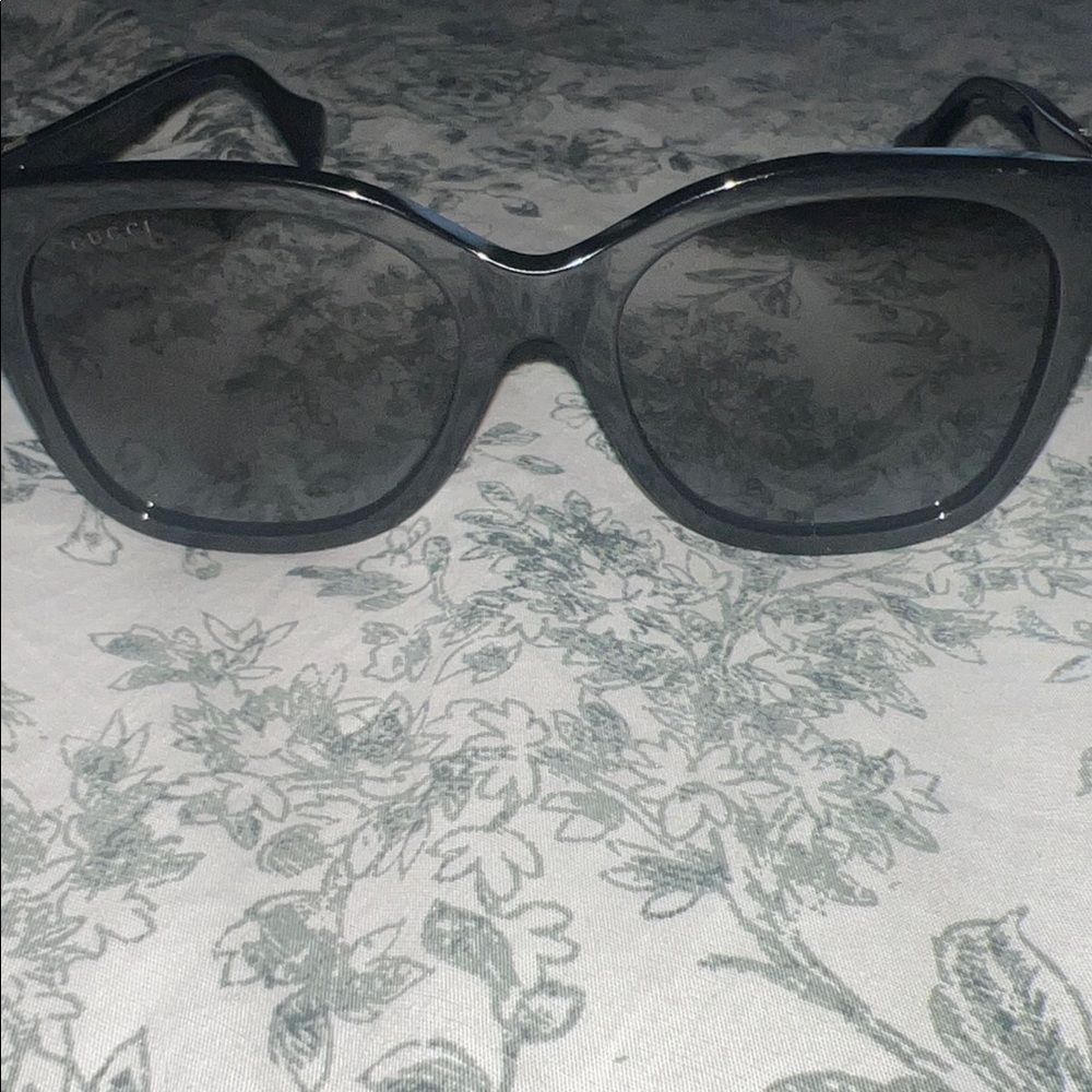 Gucci Black and Gold Sunglasses - Picture 7 of 8